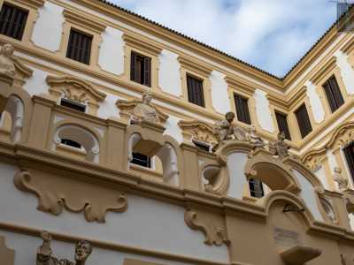 All�altezza del primo livello, nella parte centrale dello stabile, si apre la raffinata terrazza balaustrata. Di quest�ultima colpisce il parapetto su cui poggiano una teoria di archi a tutto sesto, inquadrati da lesene che reggono una leggera cornice